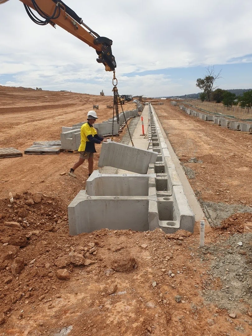 Installing gravity retaining wall extenders units for MagnumStone