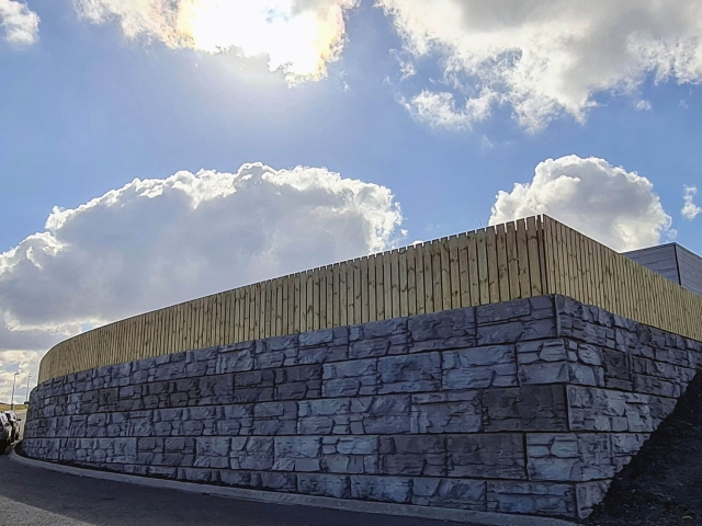MagnumStone Gravity Retaining Wall Blocks with Fence