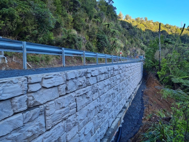 MagnumStone Hillside Retaining Wall