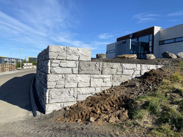 MagnumStone Retaining Wall with Base Elevation