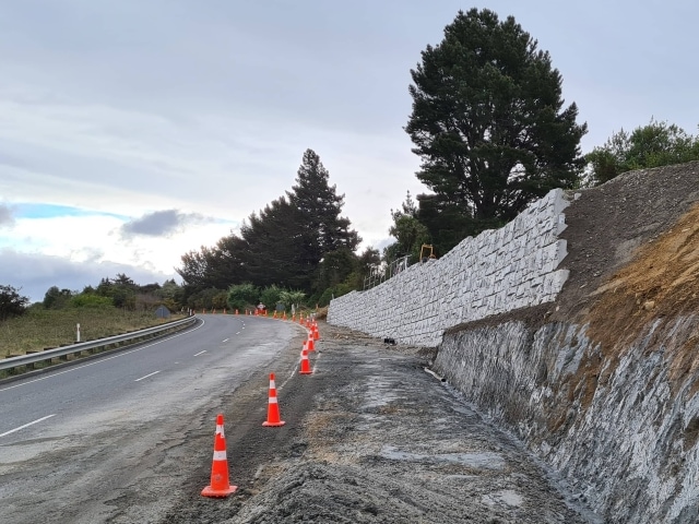MagnumStone retaining walls for roadways