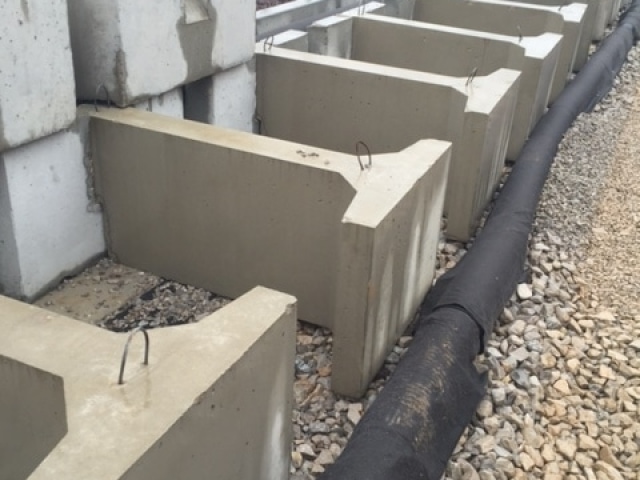 MagnumStone retaining walls with gravity extenders for railway