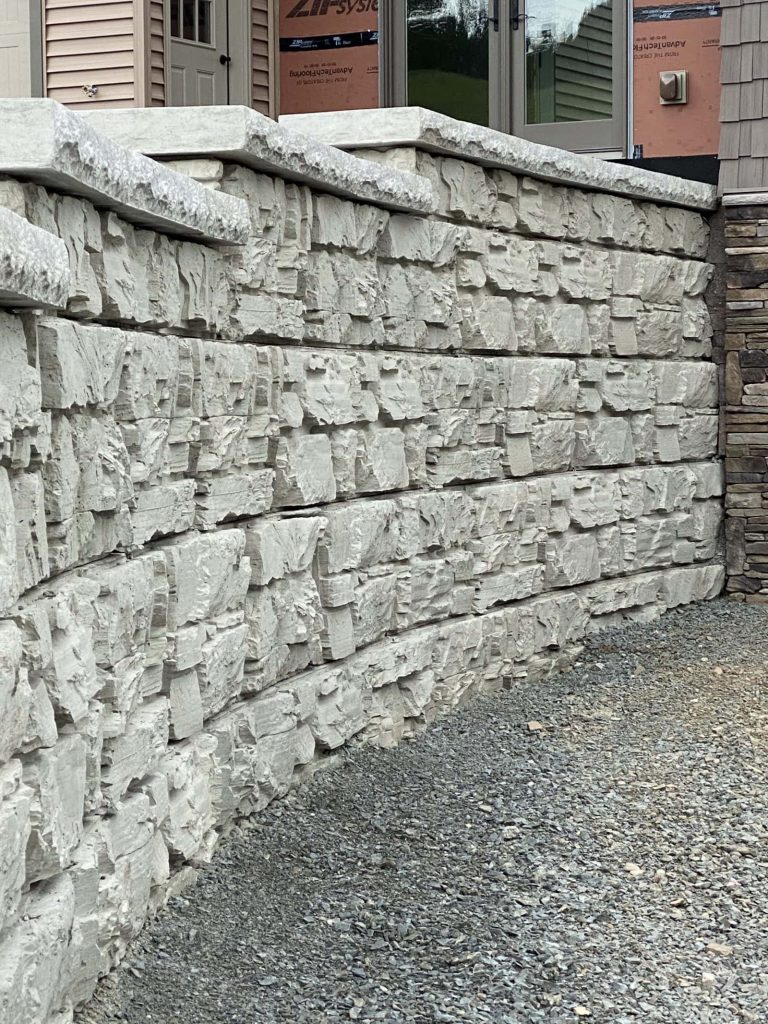 Residential MagnumStone retaining wall showing natural ledge face texture