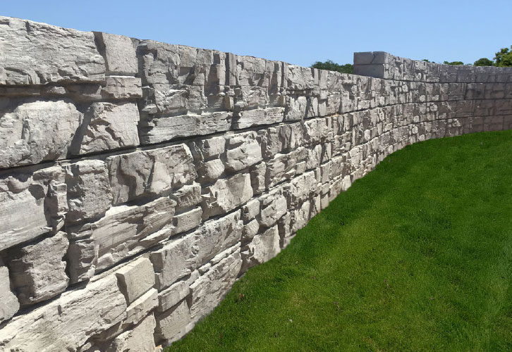 Curved MagnumStone Retaining Wall showcasing it's LedgeFace Texture