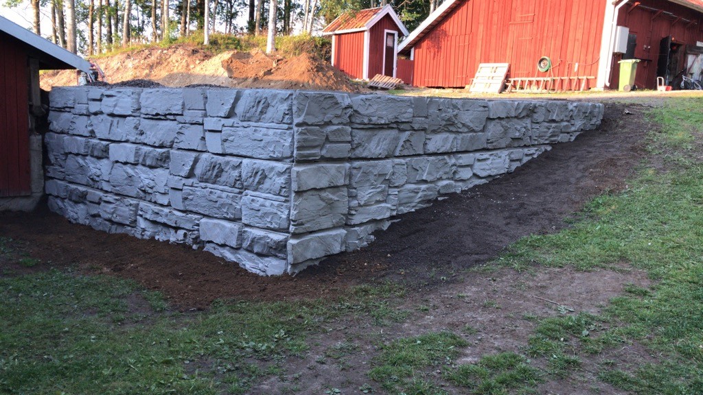 MagnumStone Wall with an outside corner, roughly 6 feet high in a residential backyard in Sweden