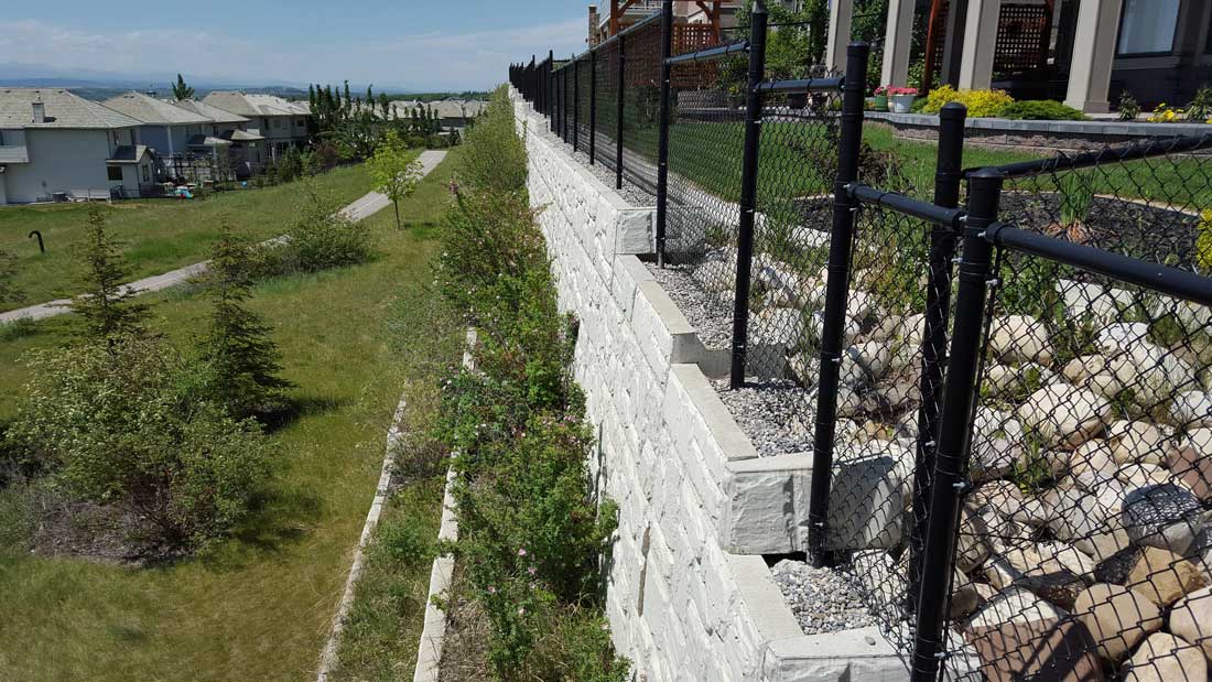 MagnumStone Block Retaining Wall Field Face With Fence