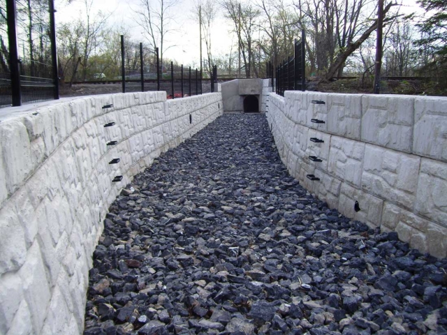 MagnumStone Block Retaining Wall Field Face Storm Water