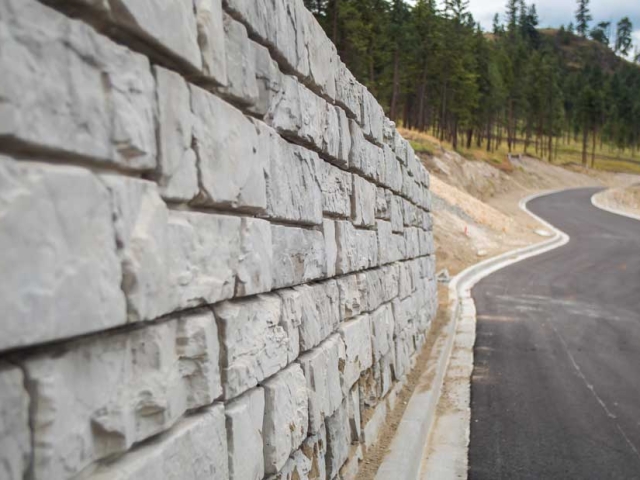 MagnumStone Big Block Retaining Wall Ledge Face