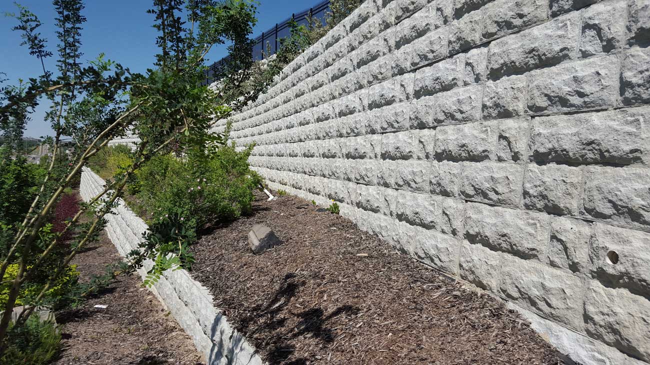 MagnumStone Block Retaining Wall Random Boulder Face With Mulch
