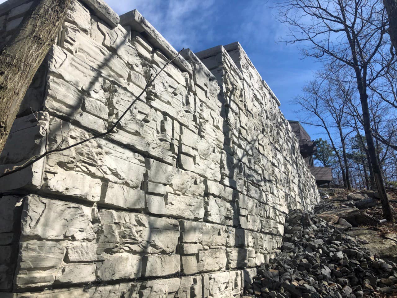 Tall MagnumStone Ledge Face Retaining wall with corners