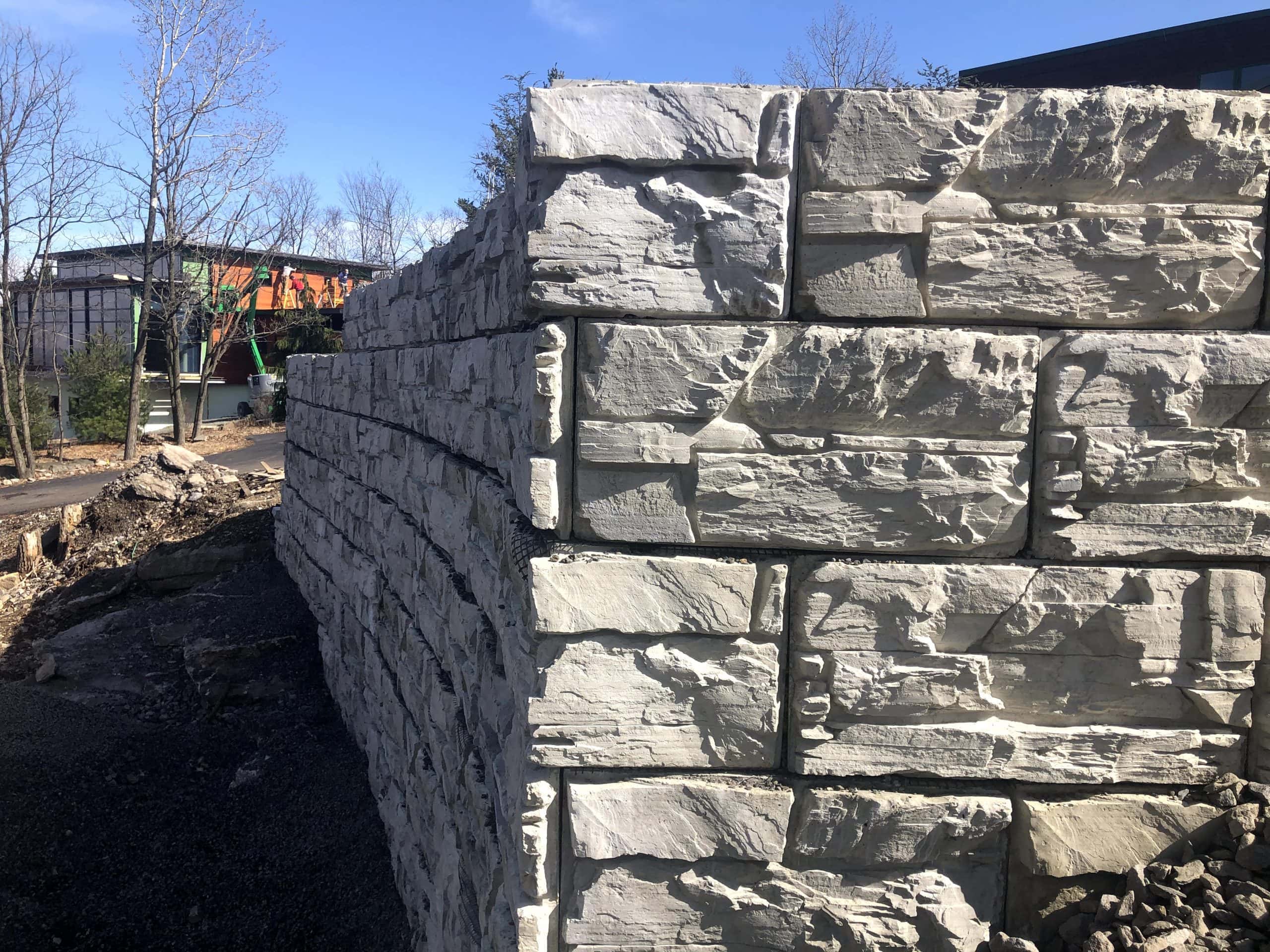 Close-up of MagnumStone retaining wall outside corner