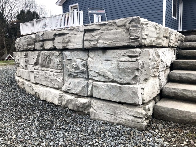 Residential MagnumStone retaining wall outside corner
