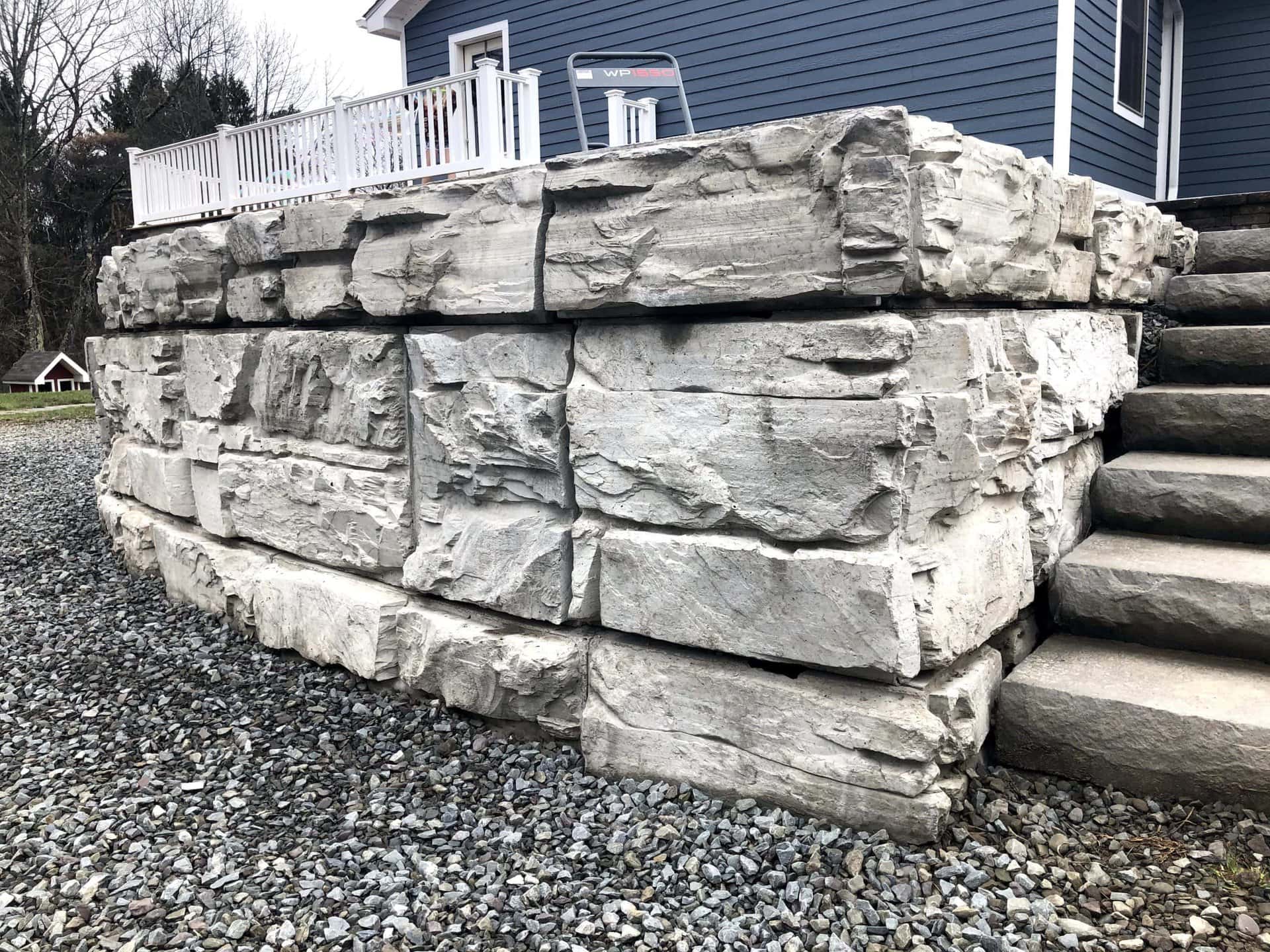 Residential MagnumStone retaining wall outside corner