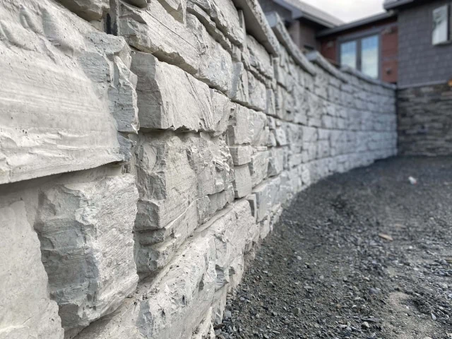Driveway retaining wall feature with MagnumStone blocks.