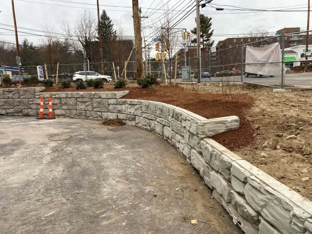 MagnumStone parking lot retaining wall at traffic intersection.