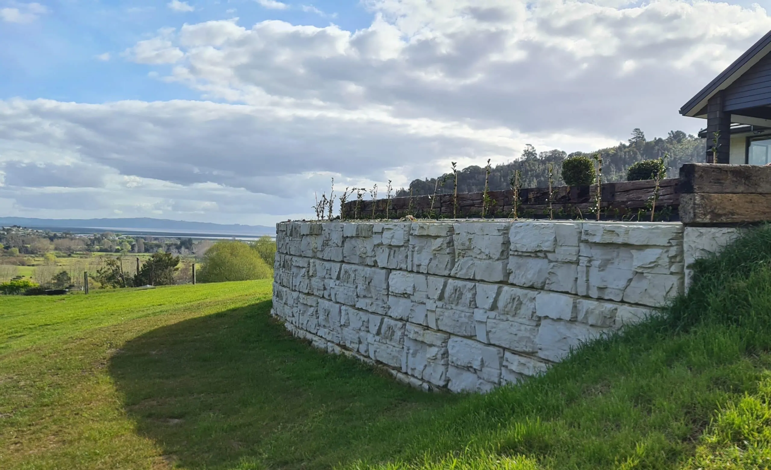 MagnumStone natural stone looking retaining wall at New Zealand home.