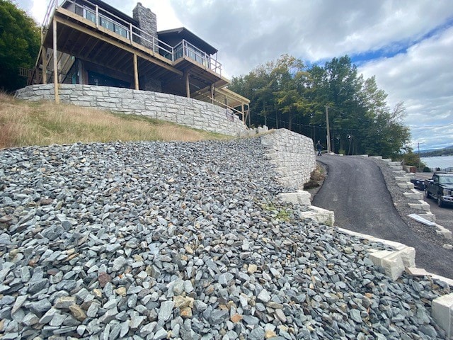 Multiple MagnumStone walls create curved, long lasting driveway.