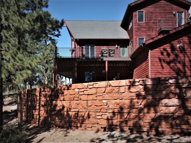 Stained MagnumStone retaining wall extends yard in Colorado, USA.