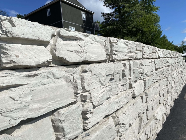 Durable natural stone look of MagnumStone precast blocks.
