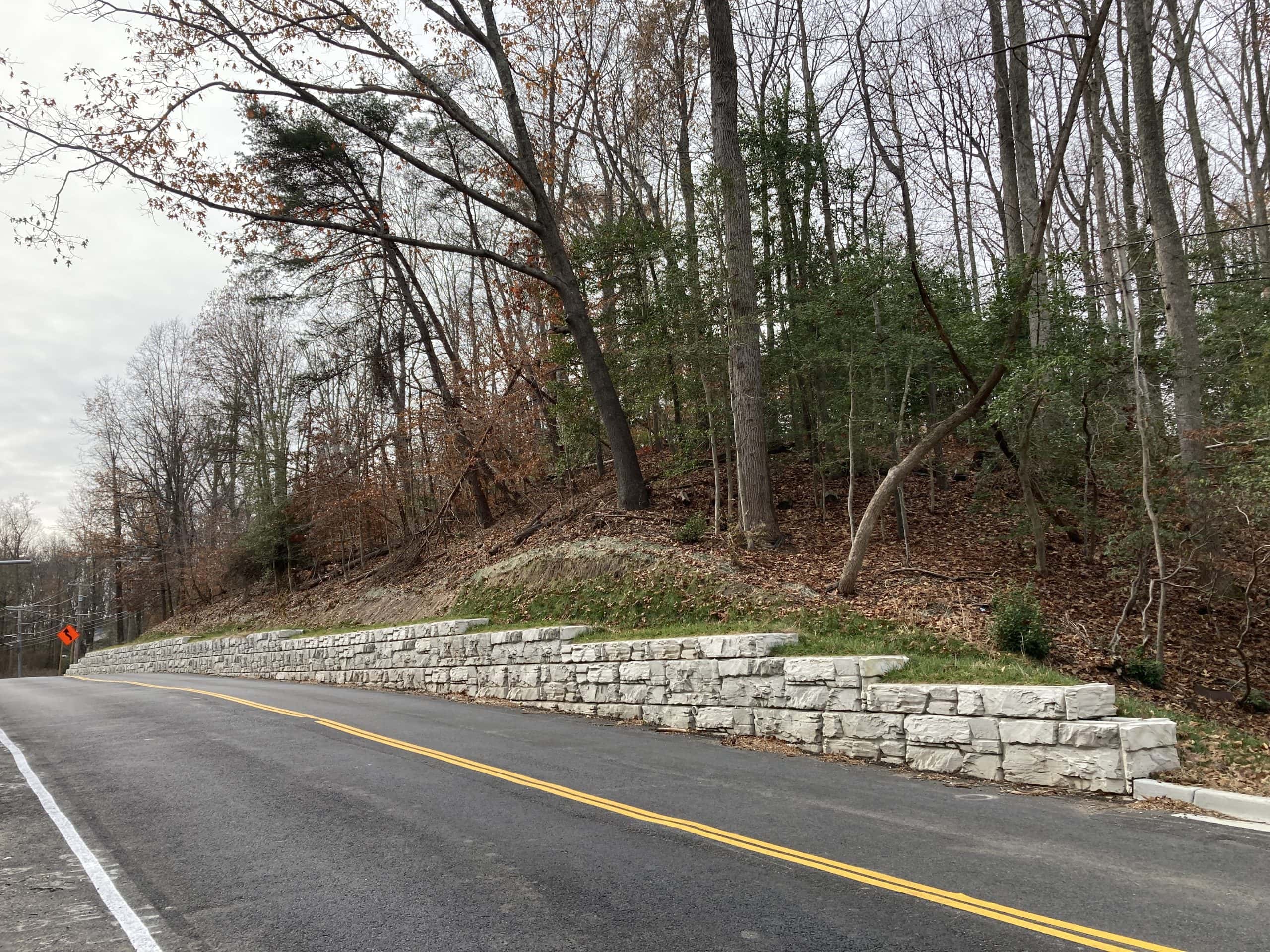 Roadside MagnumStone retaining wall in Maryland, USA.