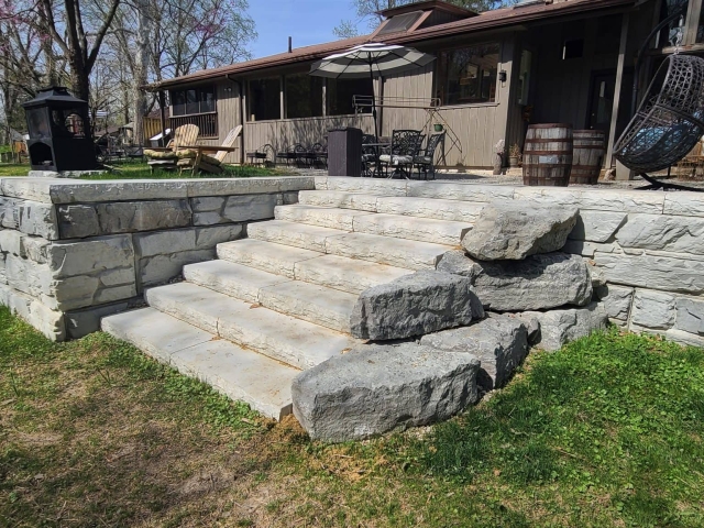 MagnumStone retaining wall with cap unit steps.
