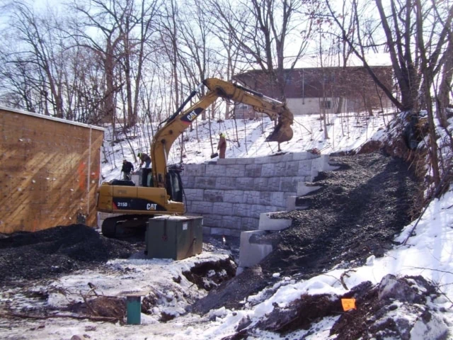 Construction of MagnumStone gravity wall winter.