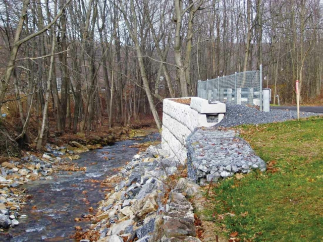 Finished stream bank retaining wall MagnumStone.