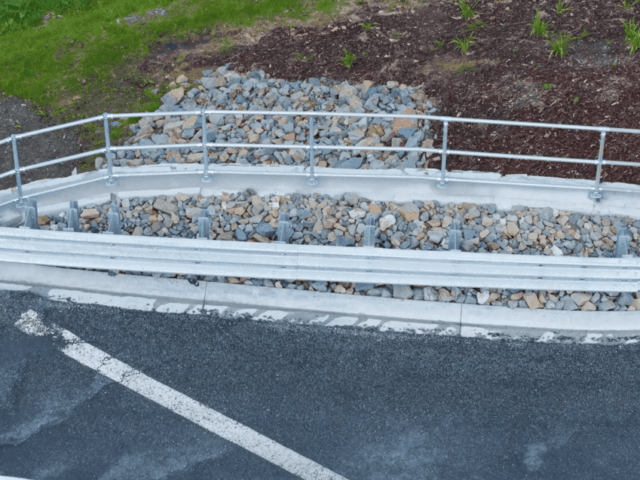 Fence built into MagnumStone top blocks.