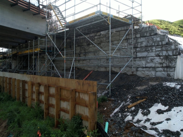 MagnumStone geogrid wall built close to railway.