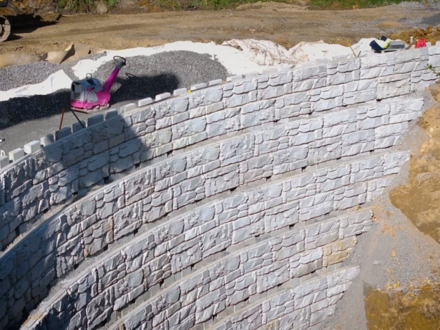 Steep hillside MagnumStone block installation.