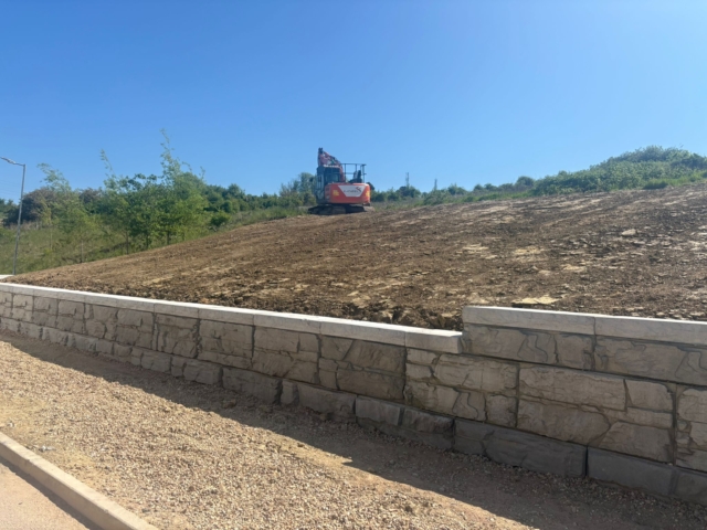 MagnumStone blocks reinforce slope in UK.